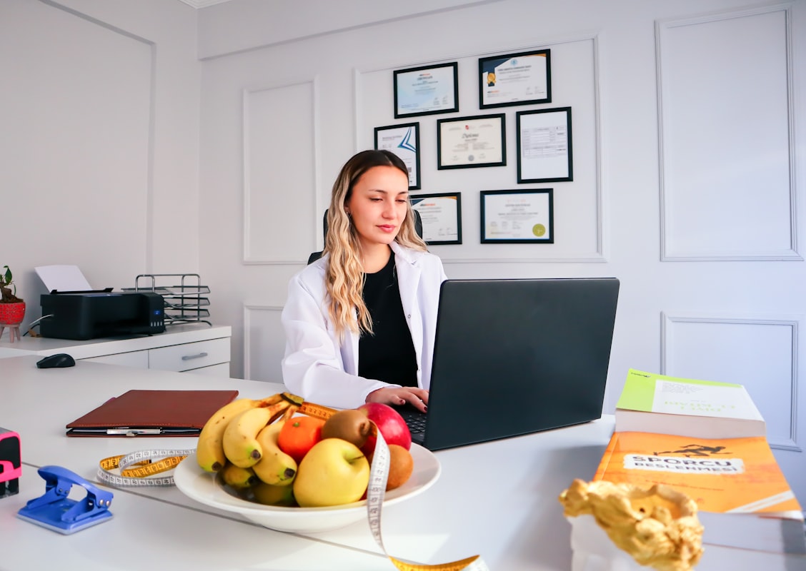 Asesor nutricional certificado trabajando con cliente